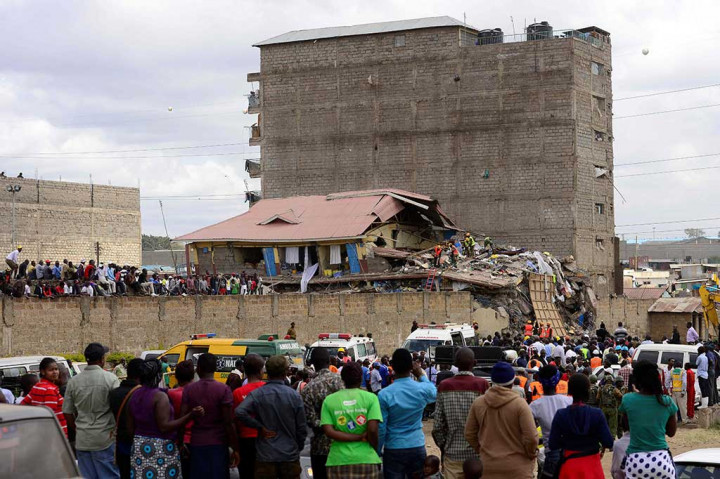 Ratusan warga melihat petugas penyelamat berusaha mengevakuasi warga yang terjebak dalam reruntuhan bangunan tujuh lantai di Embakasi, Nairobi, Selasa (13/6/2017).