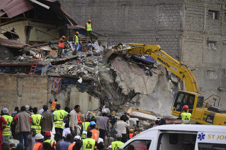 Sekitar 15 orang hilang, sementara para penghuni lainnya telah dievakuasi saat bangunan tersebut mengalami retakan dan kemudian roboh.