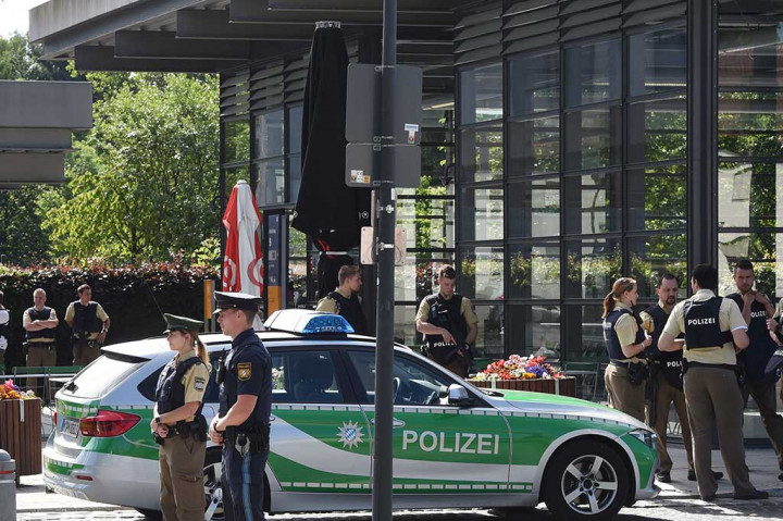 Polisi berjaga-jaga di sekitar tempat kejadian penembakan terhadap seorang polwan di sebuah stasiun kereta api komuter di Unterfoehring, dekat Munich, Selasa (13/6/2017).