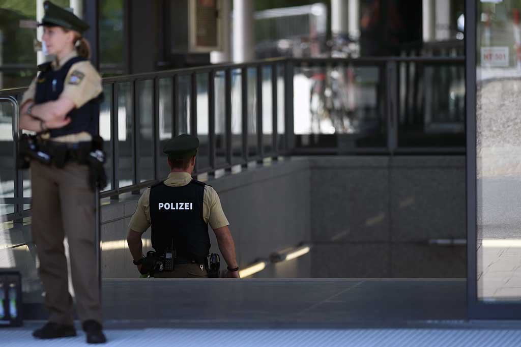 Sebelumnya, seorang pria berusia 37 tahun mendorong seorang 
polisi di peron dan merebut pistolnya. Terjadi baku tembak, dan polwan berusia 26 tahun mengalami luka di kepala, yang kemungkinan mengancam nyawanya.