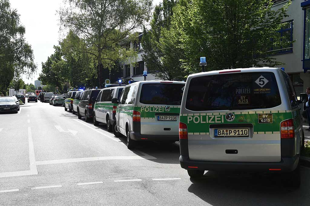 Pria itu juga terluka dalam kejadian tersebut dan kemudian ditangkap.