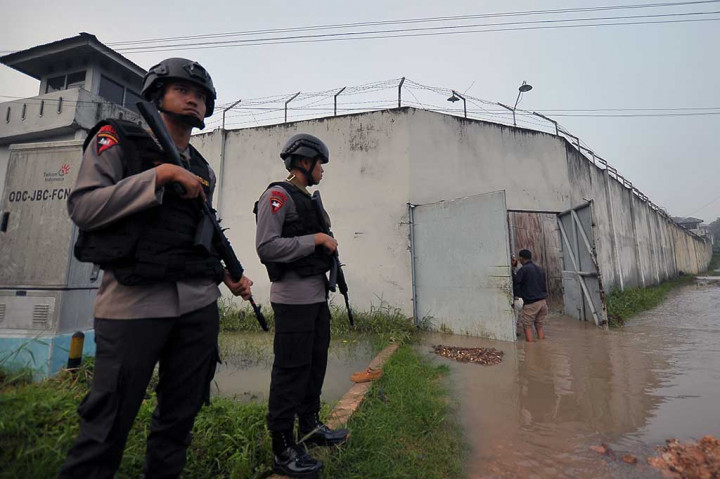 Personel Brimob berjaga di luar Lapas Klas II A Jambi untuk mengantisipasi kaburnya para napi.
