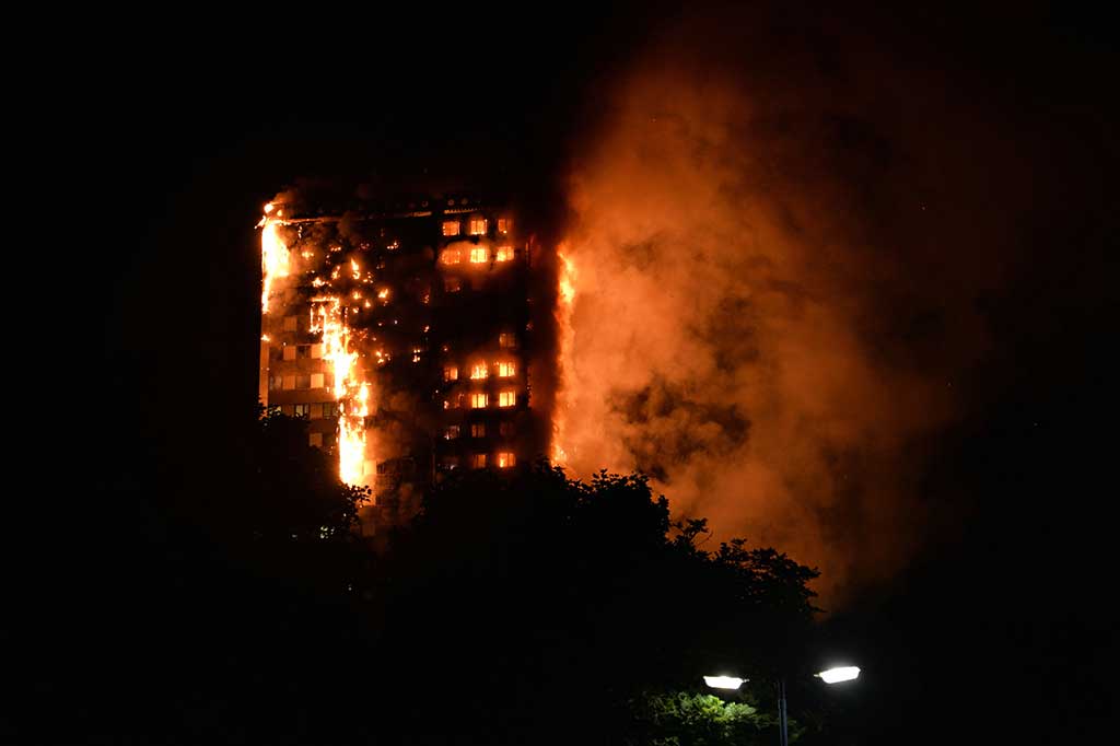 Sebanyak 200 petugas dibantu 40 mobil pemadam kebakaran dikerahkan untuk memadamkan api di Menara Grenfell yang memiliki 120 flat tersebut. AFP/Giulio Thuburn