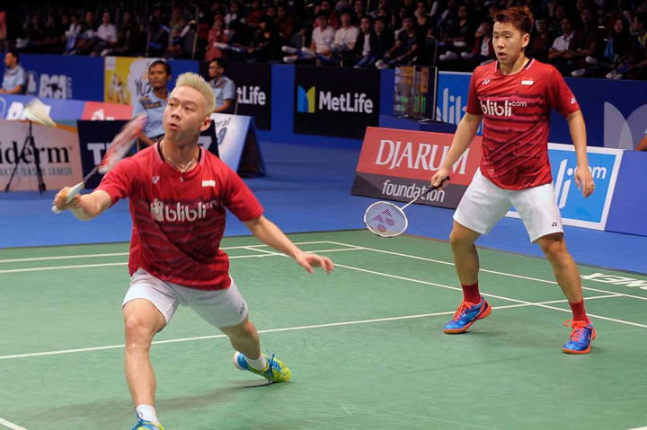 Ganda putra Indonesia Kevin Sanjaya (kiri) dan Marcus Gideon berusaha mengembalikan kok ke arah ganda putra Denmark Kim Astrup dan Anders Skaarup Rasmussen pada babak pertama Indonesia Terbuka di Jakarta Convention Center, Jakarta, Rabu (14/6/2017). 