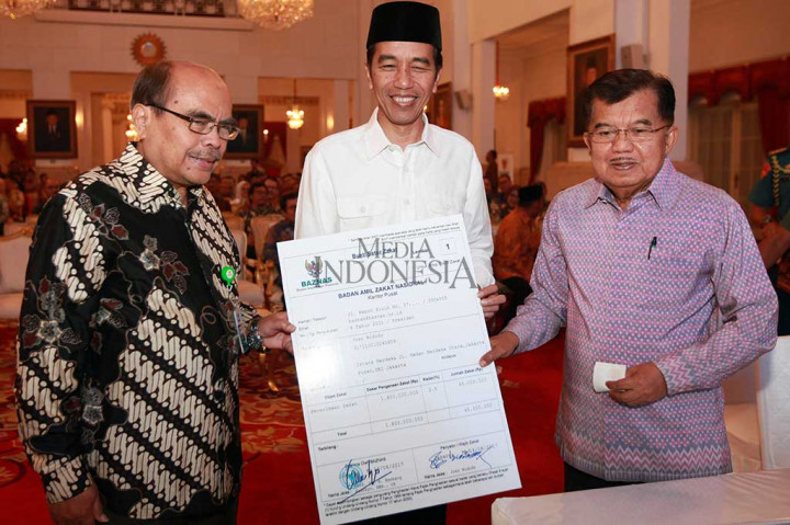Presiden Jokowi didampingi Wapres JK, menerima simbolisasi bukti setor zakat dari Ketua Baznas Bambang Sudibyo.
