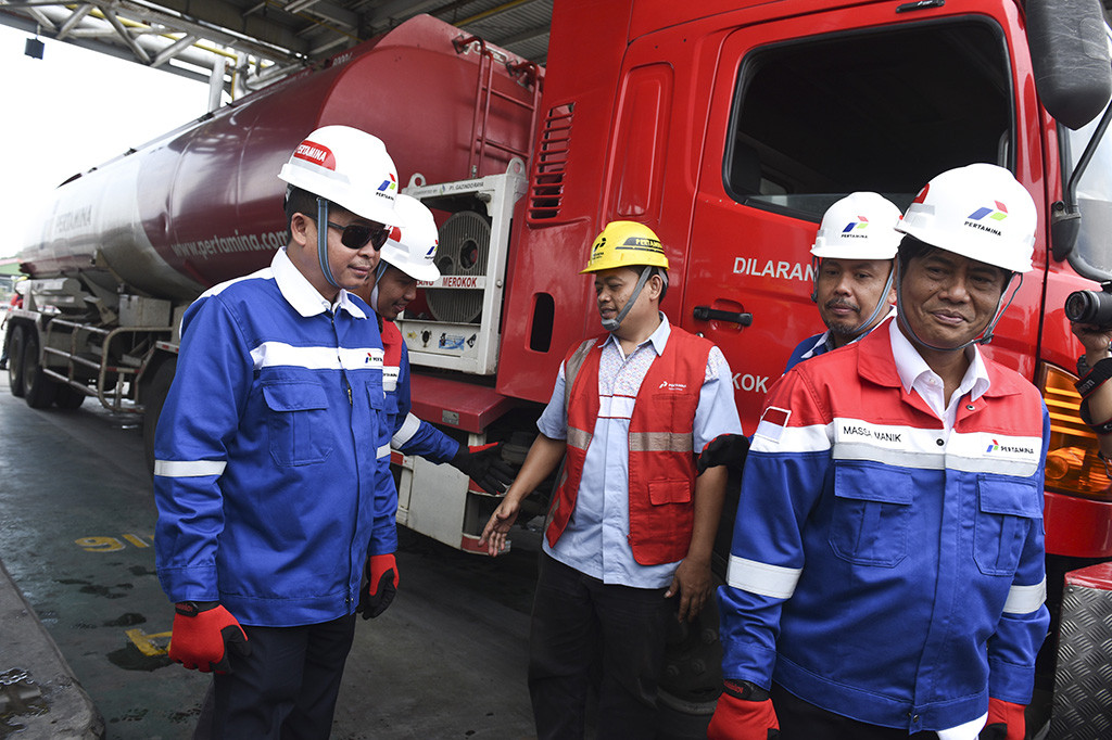 Menteri Energi dan Sumber Daya Mineral (ESDM) Ignasius Jonan meninjau kondisi pasokan Depo Bahan Bakar Minyak (BBM) Plumpang, Jakarta.
