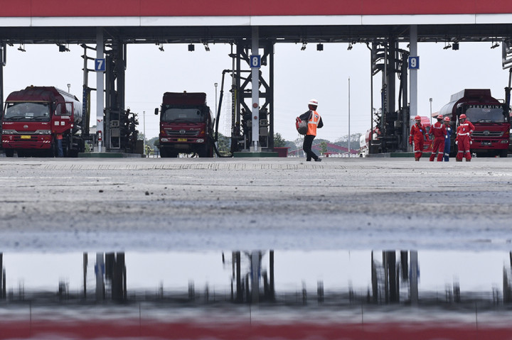 Menteri ESDM dan Pertamina memastikan pasokan BBM dan LPG untuk kebutuhan selama arus mudik dan lebaran aman dengan stok BBM mencapai 22-28 hari dan stok LPG mencapai 15-16 hari kedepan.