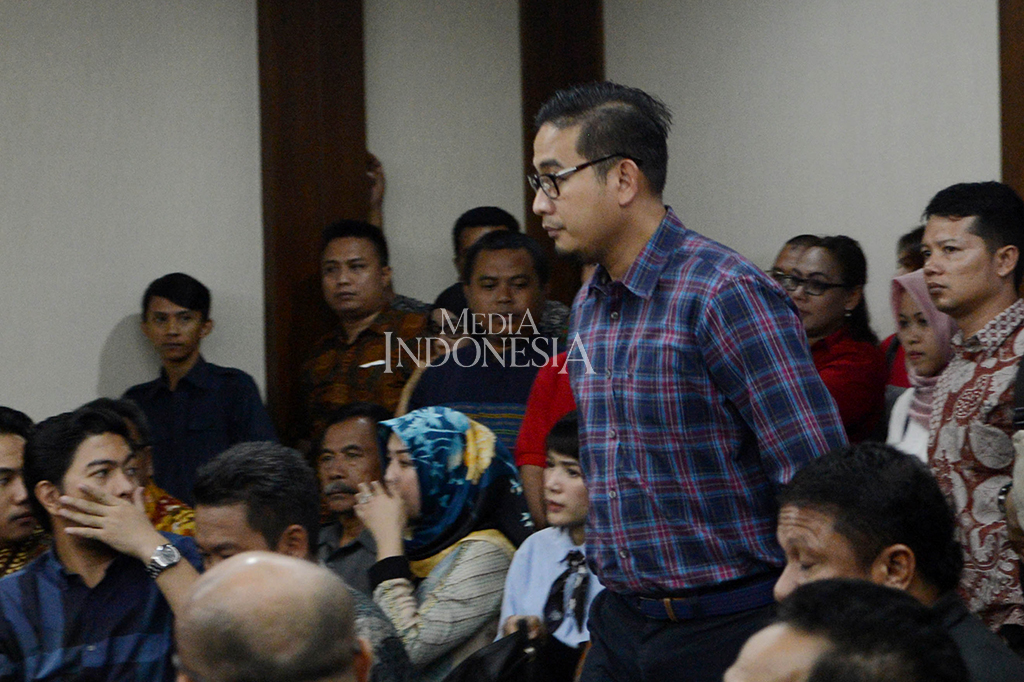 Vonis hakim tersebut lebih rendah dari tuntutan penuntut umum. Brotoseno sebelumnya dituntut pidana penjara selama 7 tahun penjara serta denda sebesar Rp 300 juta subsidair 6 bulan kurungan.