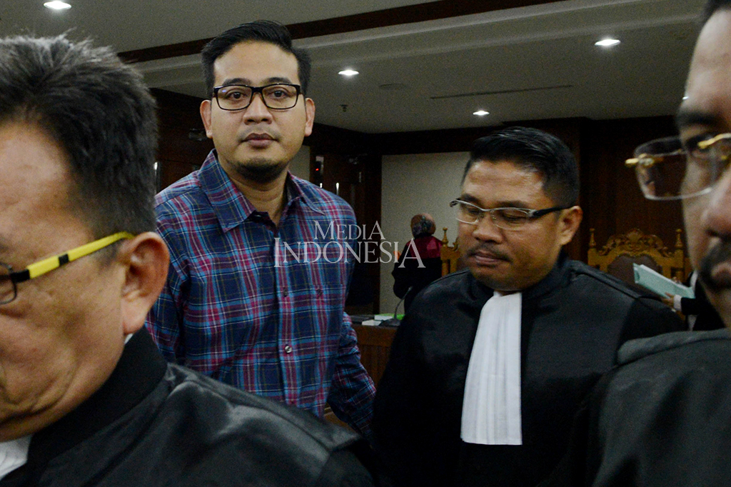 Hakim menilai Brotoseno telah menerima uang terkait penundaan pemeriksaan Dahlan Iskan dalam kasus cetak sawah. Uang itu berasal dari pengacara Harris Arthur melalui Lexi Mailowa.