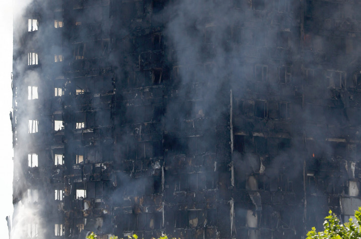 Otoritas setempat mendapat laporan pertama soal kebakaran di kompleks apartemen 27 lantai ini pada Rabu (14/6) dini hari, sekitar pukul 01.29 waktu setempat. 