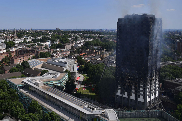 Petugas masih terus berupaya memadamkan api yang membakar apartemen Grenfell Tower di Kensington, London Barat, Inggris, Rabu (14/6/2017).