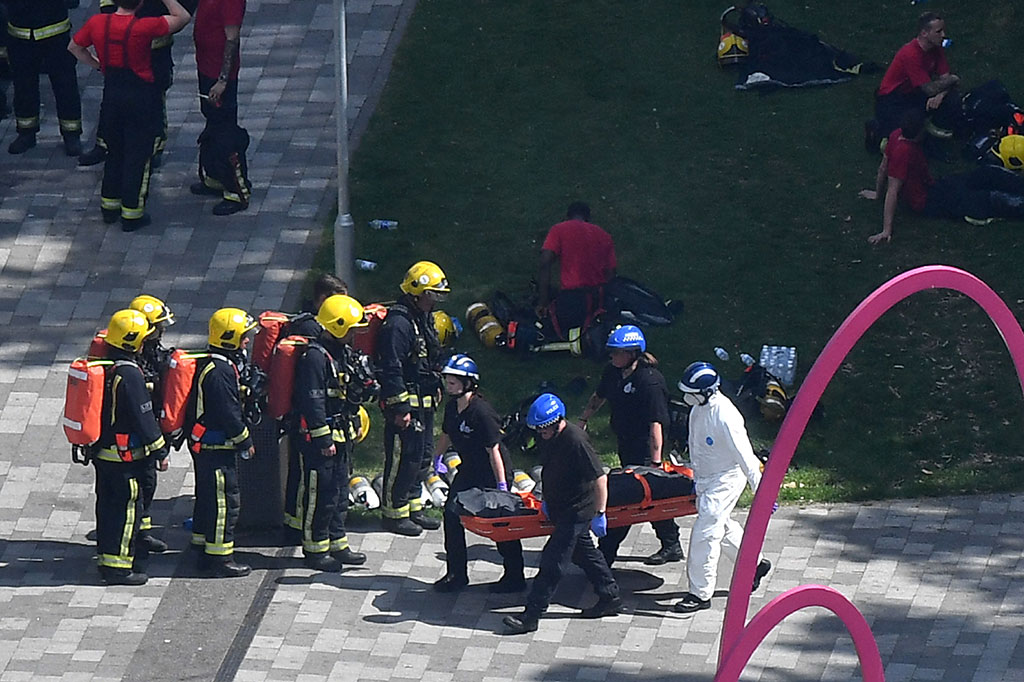 Sampai larut malam waktu setempat, 12 orang telah dikonfirmasi tewas dalam kebakaran di Grenfell Tower, yang menjadi tempat tinggal 400 sampai 600 orang tersebut. Sementara sekitar 80 orang telah dibawa ke rumah sakit, sebagian dalam kondisi kritis akibat luka bakar.