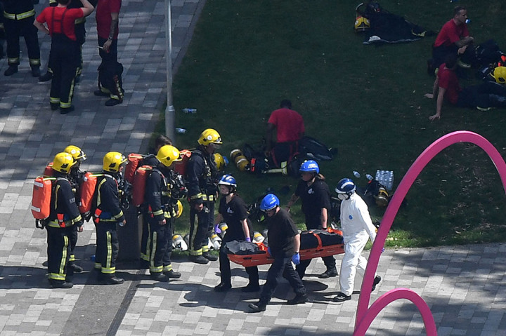 Sampai larut malam waktu setempat, 12 orang telah dikonfirmasi tewas dalam kebakaran di Grenfell Tower, yang menjadi tempat tinggal 400 sampai 600 orang tersebut. Sementara sekitar 80 orang telah dibawa ke rumah sakit, sebagian dalam kondisi kritis akibat luka bakar.