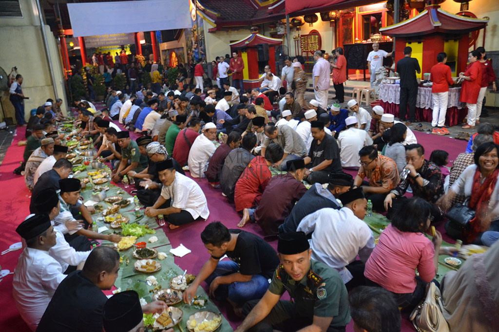 Umat Islam bersama warga lintas agama tengah menikmati makanan yang disajikan saat acara buka bersama di Wihara Dhanagun, Jalan Suryakencana, Bogor, Jawa Barat, Rabu (14/6/2017). MI/Dede Susianti