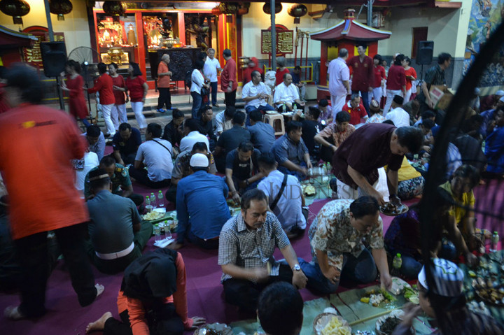 Wihara Dhanagun menyuguhkan menu buka puasa bersama dengan tradisi 'ngeliwet'. Lagu-lagu Islami dan selawat Nabi pun bergema di Vihara mengiringi acara sampai selesai. MI/Dede Susianti