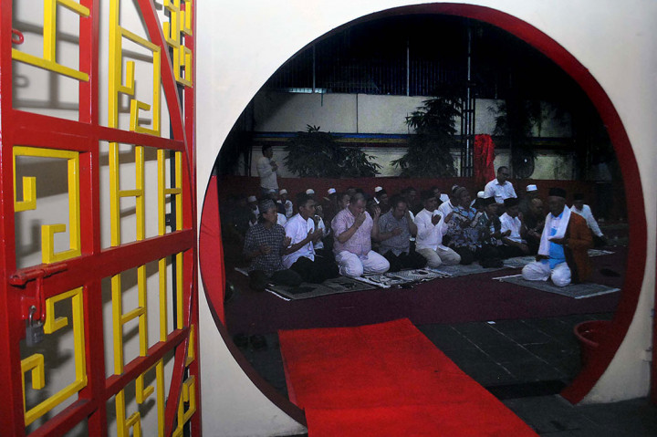Warga muslim memanjatkan doa seusai salat Magrib berjemaah saat buka puasa bersama di Wihara Dhanagun, Bogor. ANTARA/Arif Firmansyah