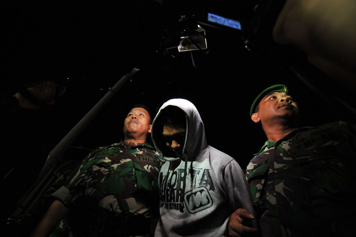 Seorang warga binaan (tengah) yang menyerahkan diri usai kabur pascajebolnya dinding Lapas Klas II A Jambi. Dari 44 warga binaan yang sebelumnya dinyatakan kabur, tiga di antaranya menyerahkan diri dan 19 lainnya berhasil ditangkap. Sementara 22 orang masih dalam pencarian.