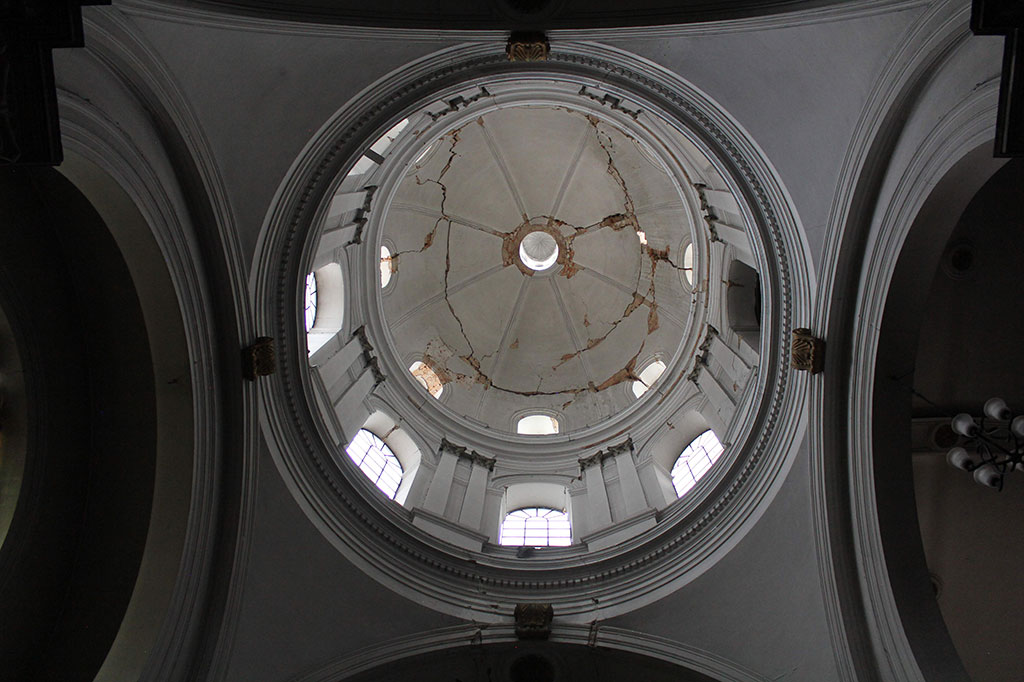 Kubah sebuah gereja di Quetzaltenango mengalami kerusakan akibat diguncang gempa.