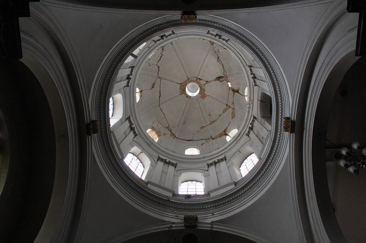 Kubah sebuah gereja di Quetzaltenango mengalami kerusakan akibat diguncang gempa.