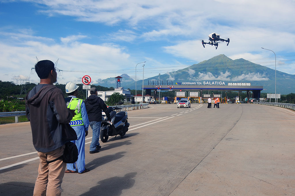 Petugas tim Trans Marga Jateng tengah melakukan pemetaan kelayakan jalan menggunakan drone di Gerbang Tol Salatiga, Jawa Tengah, Kamis (15/6/2017). ANTARA/Aloysius Jarot Nugroho