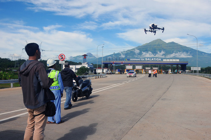 Petugas tim Trans Marga Jateng tengah melakukan pemetaan kelayakan jalan menggunakan drone di Gerbang Tol Salatiga, Jawa Tengah, Kamis (15/6/2017). ANTARA/Aloysius Jarot Nugroho
