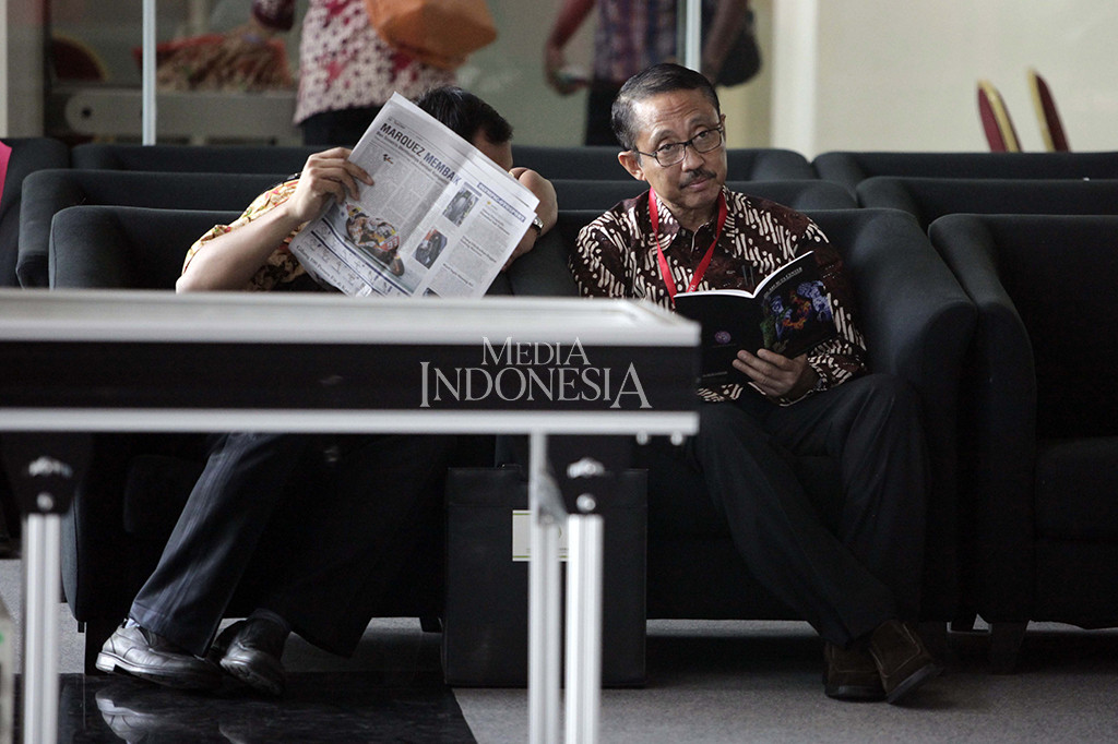 Ary Suta memenuhi panggilan dan hadir di ruang tunggu Gedung KPK sekitar pukul 09.45 WIB.