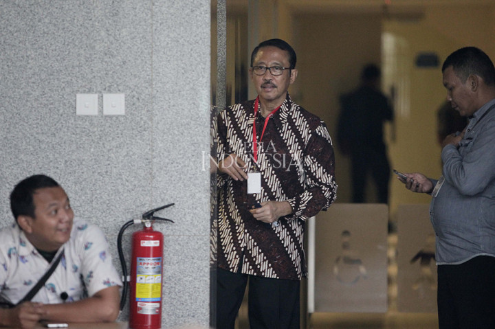 Ketua BPPN periode 2001-2002 I Putu Gede Ary Suta menjalani pemeriksaan di Gedung KPK, Jakarta.