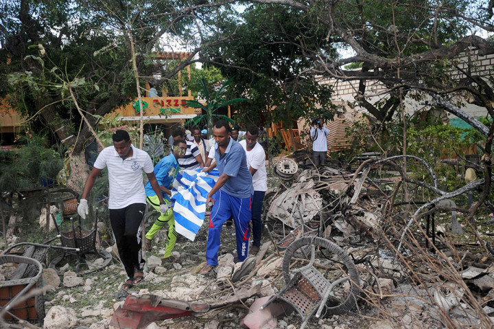 Kelompok yang berafiliasi kepada Al-Qaeda, Ash-Shabaab, mengaku bertanggung-jawab atas serangan yang menewaskan 17 orang tersebut.