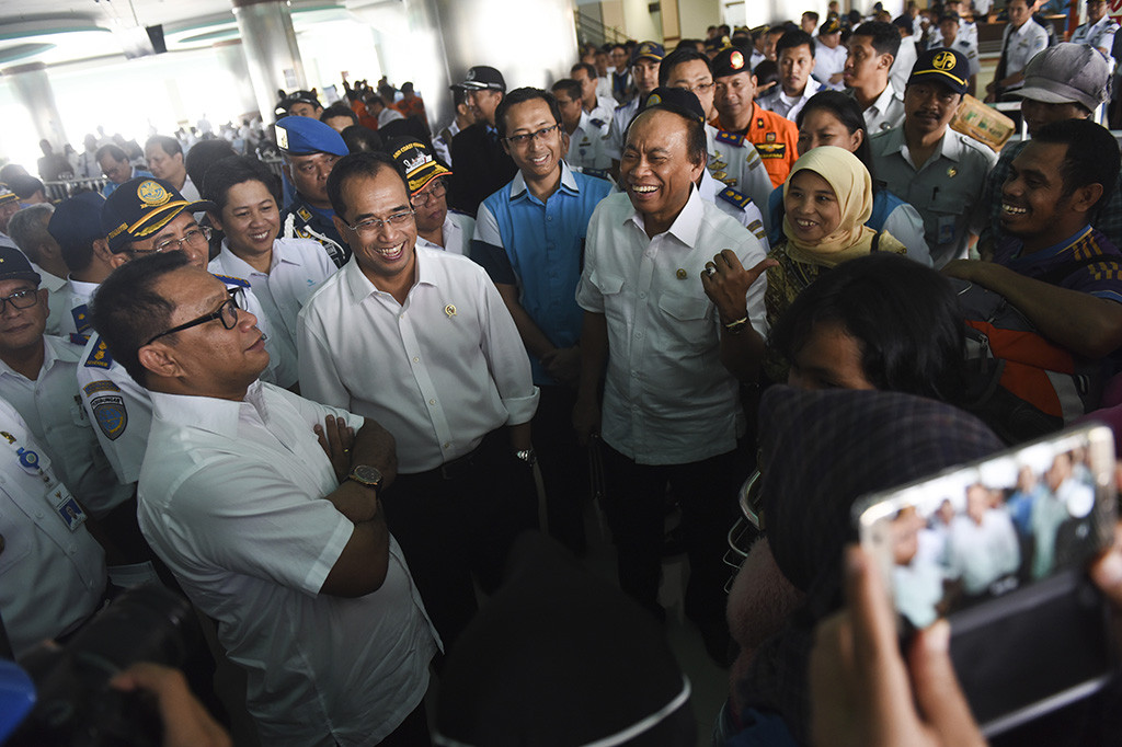 Menteri Perhubungan Budi Karya Sumadi menyapa calon penumpang ketika meninjau Pelabuhan Tanjung Perak di Gapura Surya Niusantara, Surabaya.
