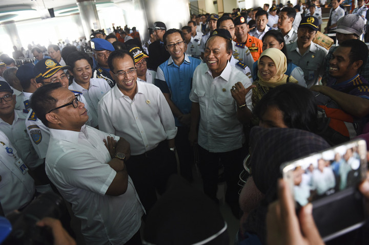 Menteri Perhubungan Budi Karya Sumadi menyapa calon penumpang ketika meninjau Pelabuhan Tanjung Perak di Gapura Surya Niusantara, Surabaya.