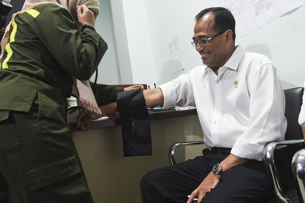 Menhub mencoba fasilitas kesehatan yang disediakan di Gapura Surya Nusantara ketika meninjau Pelabuhan Tanjung Perak, Surabaya.