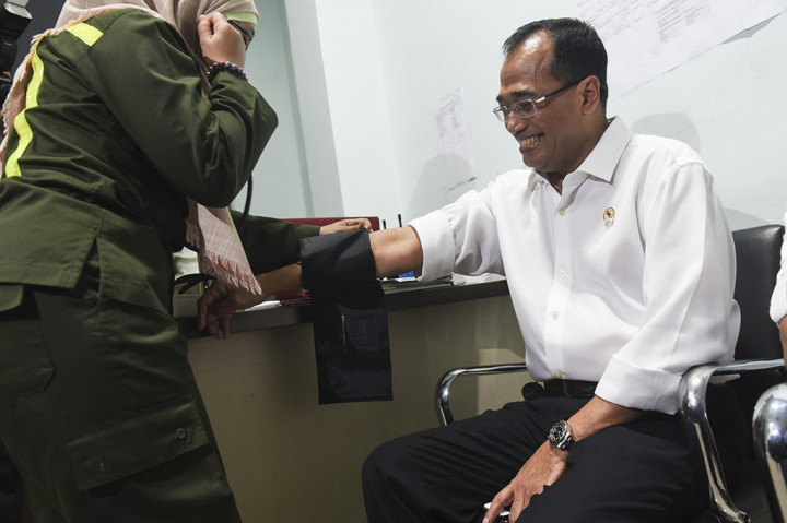 Menhub mencoba fasilitas kesehatan yang disediakan di Gapura Surya Nusantara ketika meninjau Pelabuhan Tanjung Perak, Surabaya.