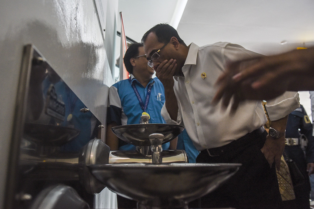 Menhub mencoba fasilitas yang disediakan di Gapura Surya Nusantara ketika meninjau Pelabuhan Tanjung Perak, Surabaya.