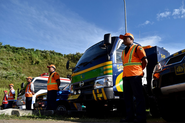 Sejumlah petugas PT Trans Marga Jateng (TMJ) mengikuti apel siaga pelayanan Lalu Lintas Mudik dan Balik Lebaran 2017 ruas Semarang-Salatiga di area Gerbang Tol Bawen, Kabupaten Semarang, Jawa Tengah.