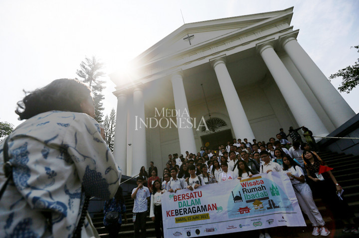 Wisata Rumah Ibadat yang diikuti 126 pelajar SMA di Jakarta dari bermacam sekolah dan berbagai latar keyakinan yang berbeda.