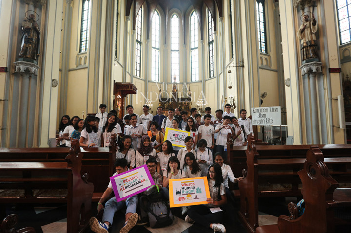 Pelajar mengikuti Wisata Rumah Ibadat dengan mengunjungi Gereja Katedral, Jakarta.