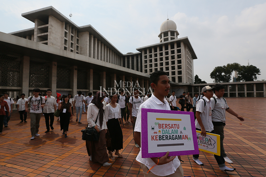 Pelajar mengikuti Wisata Rumah Ibadat dengan mengunjungi Masjid Istiqlal.