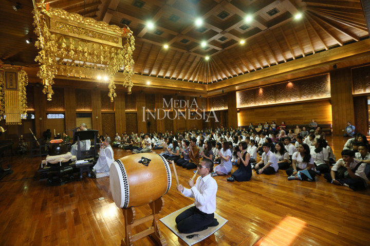 Pelajar mengikuti Wisata Rumah Ibadat dengan mengunjungi Kuil Hoseji.