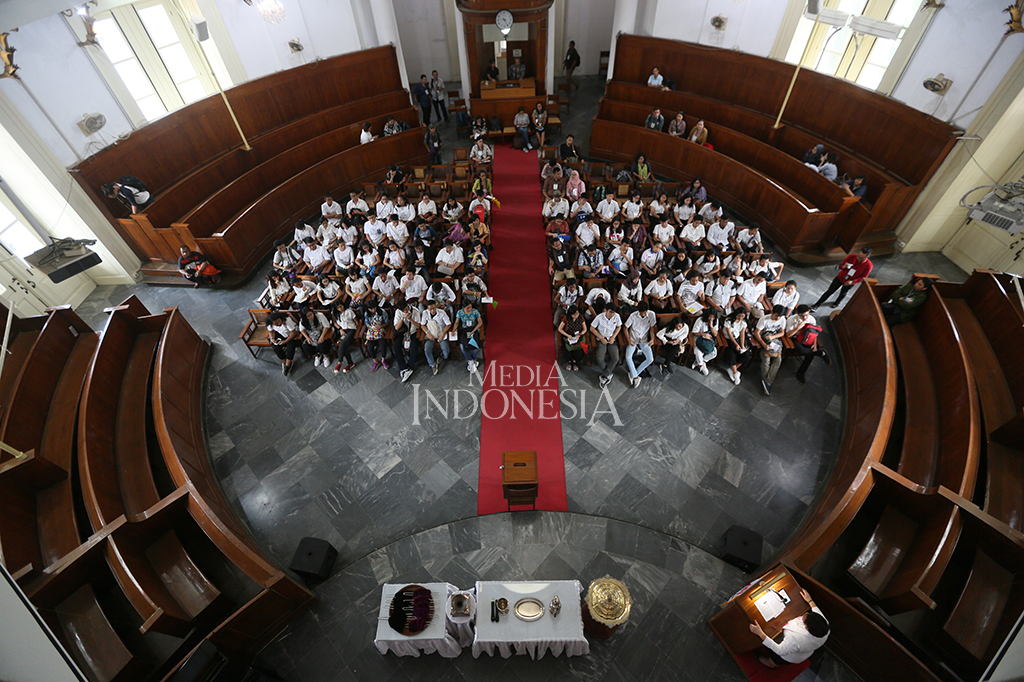 Pelajar mengikuti Wisata Rumah Ibadat dengan mengunjungi Gereja Immanuel, Jakarta.