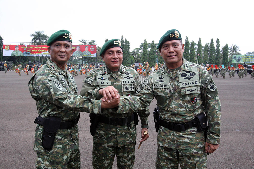 Mayjen TNI Ainurrahman (kiri) menjabat sebagai Panglima Divisi Infanteri 1 Kostrad menggantikan posisi Mayjen TNI AM Putranto (kanan).