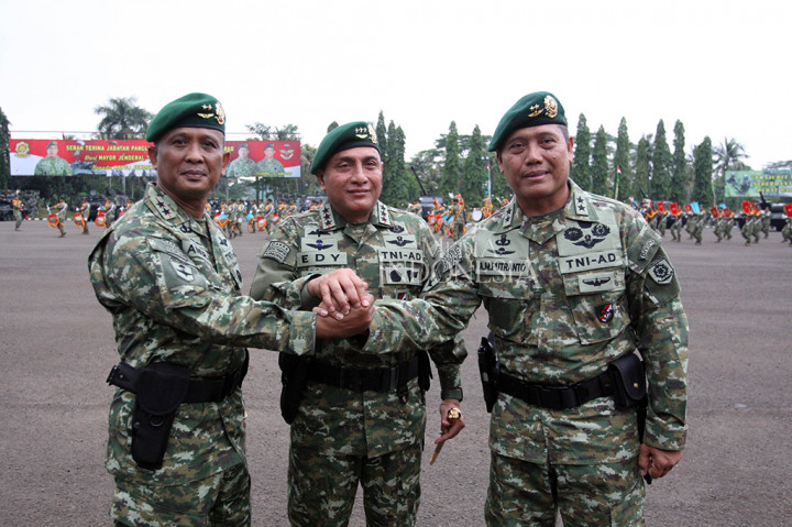 Mayjen TNI Ainurrahman (kiri) menjabat sebagai Panglima Divisi Infanteri 1 Kostrad menggantikan posisi Mayjen TNI AM Putranto (kanan).
