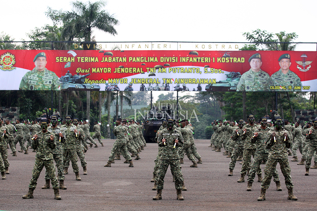 Acara serah terima jabatan diisi oleh atraksi beladiri oleh pasukan Kostrad.