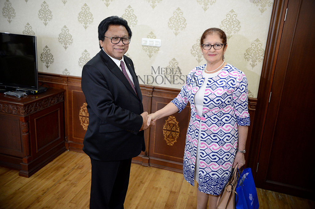 Pemerintah Kuba membuka tangan lebar untuk investasi asing, terutama Indonesia. Indonesia diharapkan dapat membuka investasi di bidang industri kertas di Kuba.