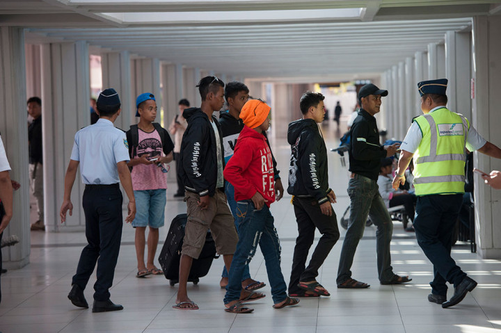 Petugas bandara mengarahkan penumpang ke Terminal Domestik di Bandara Ngurah Rai, Denpasar, Kamis (15/6/2017).