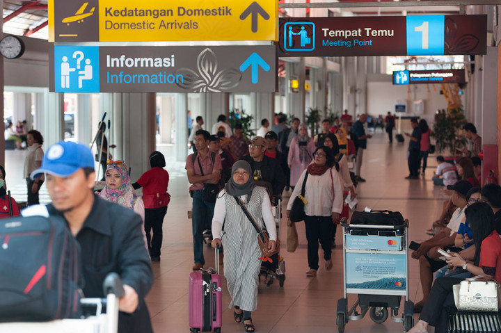 Penumpang menuju Terminal Domestik di Bandara Ngurah Rai, Denpasar. 