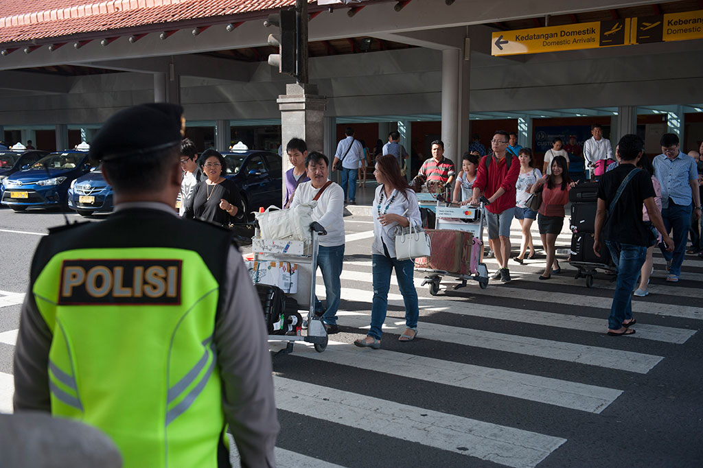 Aktivitas penumpang di Terminal Domestik Bandara Ngurah Rai, Denpasar.