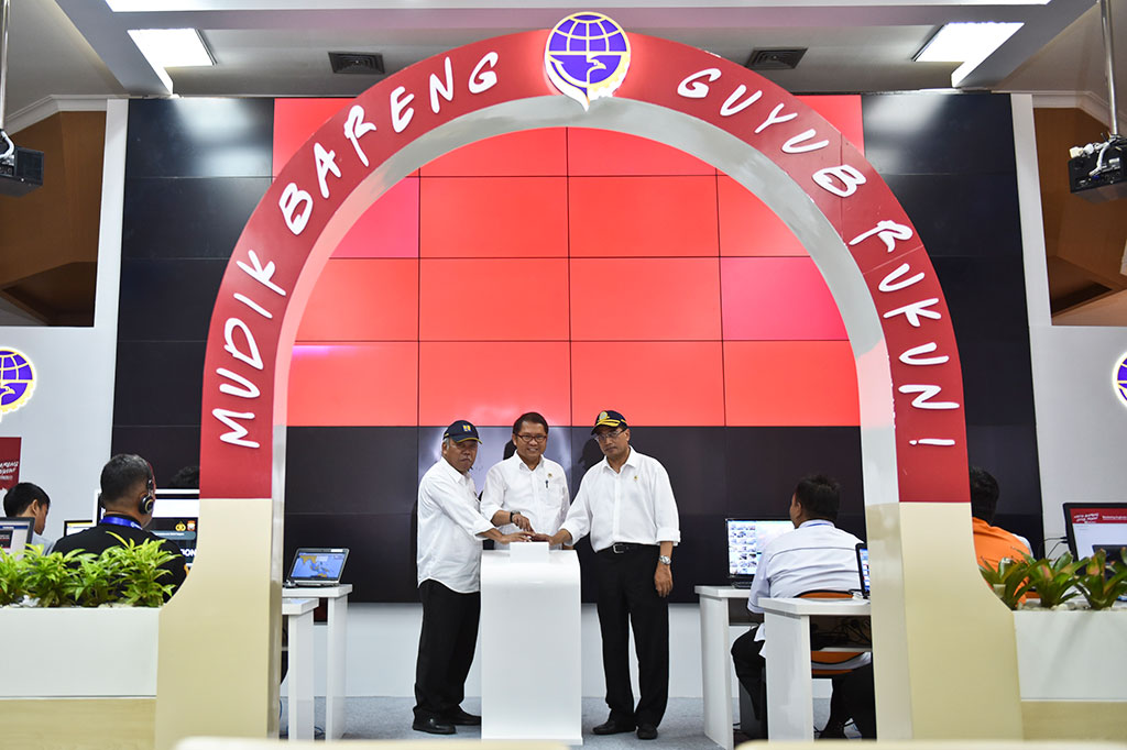 Menteri Perhubungan Budi Karya Sumadi (kanan) bersama Menkominfo Rudiantara (tengah) dan Menteri PUPR Basuki Hadimuljono menekan tombol pada peluncuran aplikasi Ayo Mudik di Posko Nasional Angkutan Lebaran 2017 Kemenhub, Jakarta, Kamis (15/6/2017).