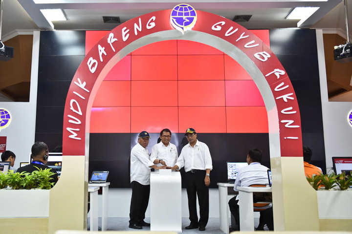Menteri Perhubungan Budi Karya Sumadi (kanan) bersama Menkominfo Rudiantara (tengah) dan Menteri PUPR Basuki Hadimuljono menekan tombol pada peluncuran aplikasi Ayo Mudik di Posko Nasional Angkutan Lebaran 2017 Kemenhub, Jakarta, Kamis (15/6/2017).