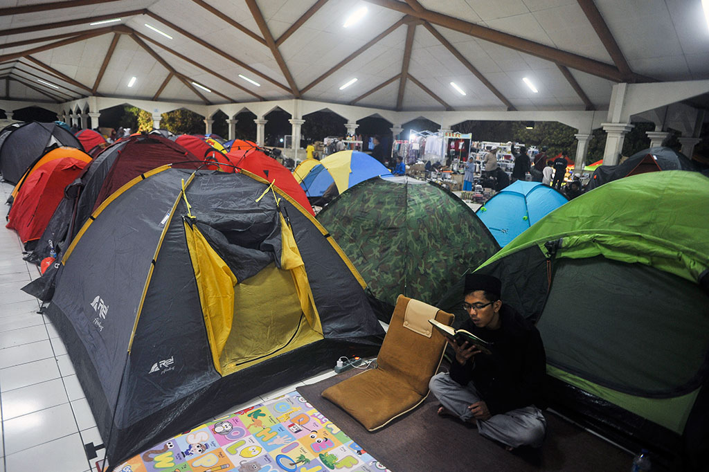Seorang jemaah membaca Alquran saat beriktikaf pada 10 malam terakhir Ramadan 1438 H di Masjid Habiburrahman Bandung, Jawa Barat, Kamis (15/6/2017) malam. ANTARA/Novrian Arbi