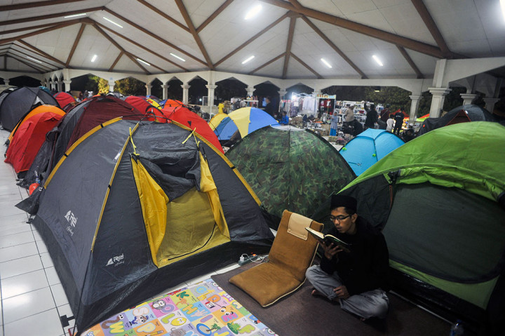 Seorang jemaah membaca Alquran saat beriktikaf pada 10 malam terakhir Ramadan 1438 H di Masjid Habiburrahman Bandung, Jawa Barat, Kamis (15/6/2017) malam. ANTARA/Novrian Arbi